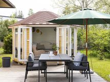 Oma takapiha syksyllä, huvimaja