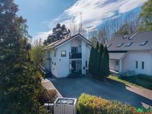 Tyylikäs ja moderni julkisivu kadun puolelta