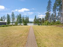 Laatoitettu polku rantaan