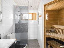Kylpyhuoneen yhteydessä on sauna.
