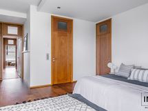 Toinen ovi johtaa todella tilavaan vaatehuoneeseen ja toinen pesutilaan.