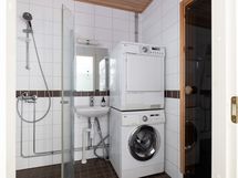 Vaalea laatoitettu kylpyhuone