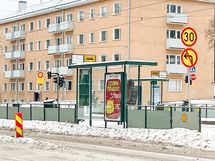 Bussit ja ratikat kulkevat suoraan talon edestä.