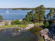 Kohta jossa saaren etelä/pohjois-raja on. Täältä löytyy myös saaren toinen hiekkaranta