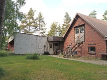 Sisäänkäynti asuntoon ja ylisille