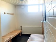 Taloyhtiön sauna pukuhuone.