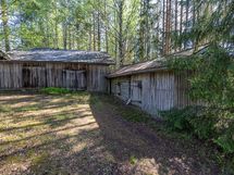 Erittäin vanhoja ulkorakennuksia