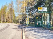 Bussit kulkevat läheistä Myllypurontietä pitkin ja metroasemalle kävelee noin 5 minuutissa.