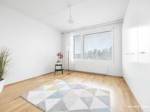 Makuuhuone on tilava ja siellä on kiinteät kaapistot.