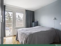 Päämakuuhuoneessa on ranskalainen parveke ja vaatehuone.