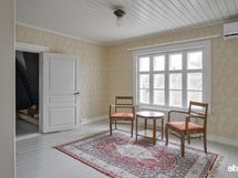 Yläkerran aulassa ilmalämpöpumppu.