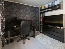 Kolmas makuuhuone toimii hyvin myös työhuoneena