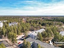 Ilmakuva. Oikealla puolella Hiirosen urheilukenttää.