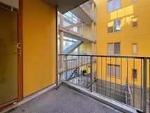 Länsiparveke on sisäpihan suuntaan.