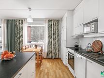 Keittiön vieressä on väljä ruokailutila - Invid köket finns en trevlig plats för matbord