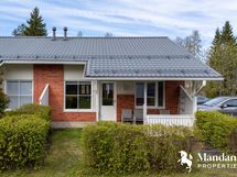 Takapiha ja terassi talon sisäpihalta päin katsottuna.
