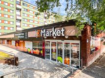 Lähikauppoja on alueella useampi ja myös Martinlaakson ostoskeskus lähellä.