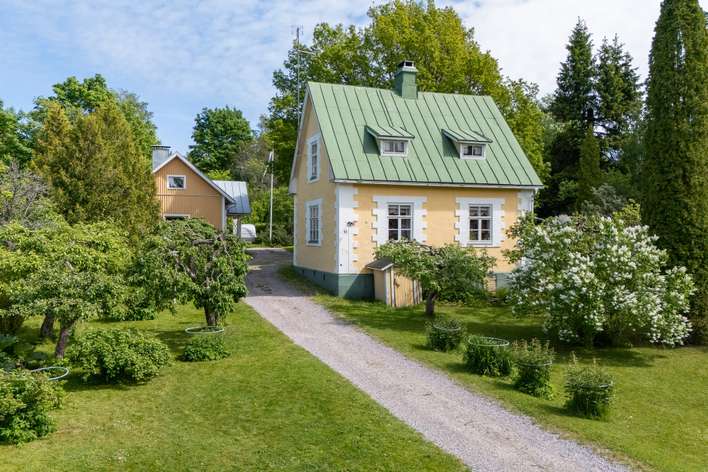 Omakotitalo, Ak: Oh, mh, k, wc, et, ver. Yk: 2 mh, kph/wc, ullakkotiloja. Kellari, 127/138 m², Lohja, Lohja