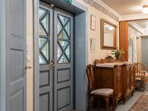 Päärakennuksen sisäänkäynti