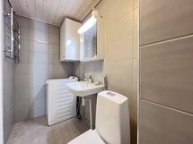 Kylpyhuone on kunnostettu ja siellä on valmiina pyykinpesukone.