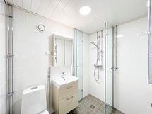 Kylpyhuone on saneerattu putkiremontin yhteydessä. Pesukone mahtuu.