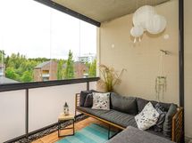 Tilava lasitettu parveke länteen