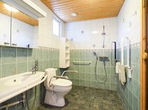 Ikkunallinen kylpyhuone.