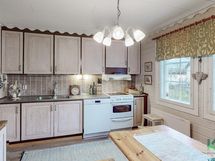 Keittiössä on hyvin kaappitilaa.