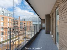 Huoneiston mittainen parveke