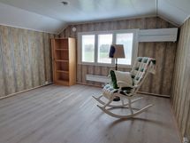 Yläkerran huone/kesähuone