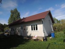 Ulkorakennus jossa autotalli ja varastotilaa