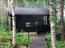 Valaistu kulkuväylä savusaunalle