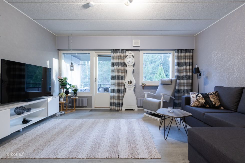 Olohuone yläkerrassa ja käynti parvekkeelle