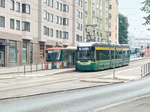 Bussit ja raitiovaunut kulkevat suoraan rakennuksen edestä tihein vuorovälein