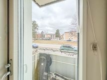 Parveke on länteen