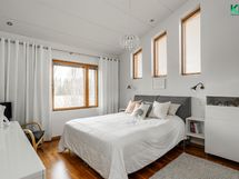 Yläkerran makuuhuone (MH1)