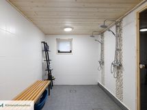 Pesuhuoneessa on 2 suihkua