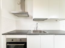 Varustukseen kuuluu mm. induktioliesitaso ja astianpesukone.