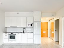 Siistissä avokeittiössä hyvin säilytystilaa.