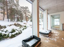 Kaunis painekyllästetty puulattia.