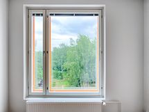 Makuuhuoneen ikkunasta näkymät itään.