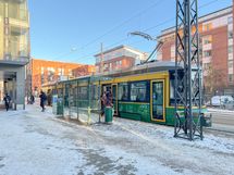 Ratikalla pääsee keskustaan suoraan talon edestä.