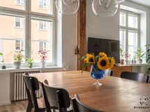 Aurinko osuu täydellisesti keittiön pöydälle – arkiaamujen pelastus.