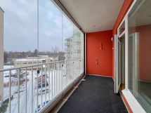 Koko asunnon leveydeltä olevalta parvekkeelta on näkymät lounaan suuntaan