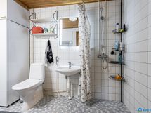 Kylpyhuone / 2. wc