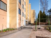 Taloyhtiön piha-alueelta löytyy leikkipaikkoja lapsille...
