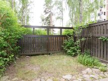 Oma pieni piha on ihana lisä asumiseen! Tässä piha kesätunnelmissa.