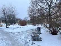 Alueella on useita viihtyisiä puistoalueita ja muutoinkin loistavat ulkoilumahdollisuudet.