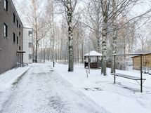 Pistokkeettomia autopaikkoja löytyy pihasta ja ne ovat asukkaiden vapaassa käytössä.