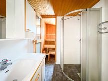 Tilavaan kylpyhuoneeseen mahtuu pesukone hyvin.